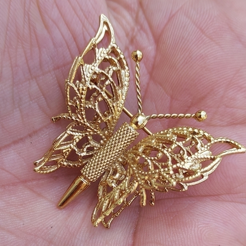 Vtg Signed MONET Goldtone Double Wings Filigree BUTTERFLY Pin Brooch Excellent. - Picture 4 of 4